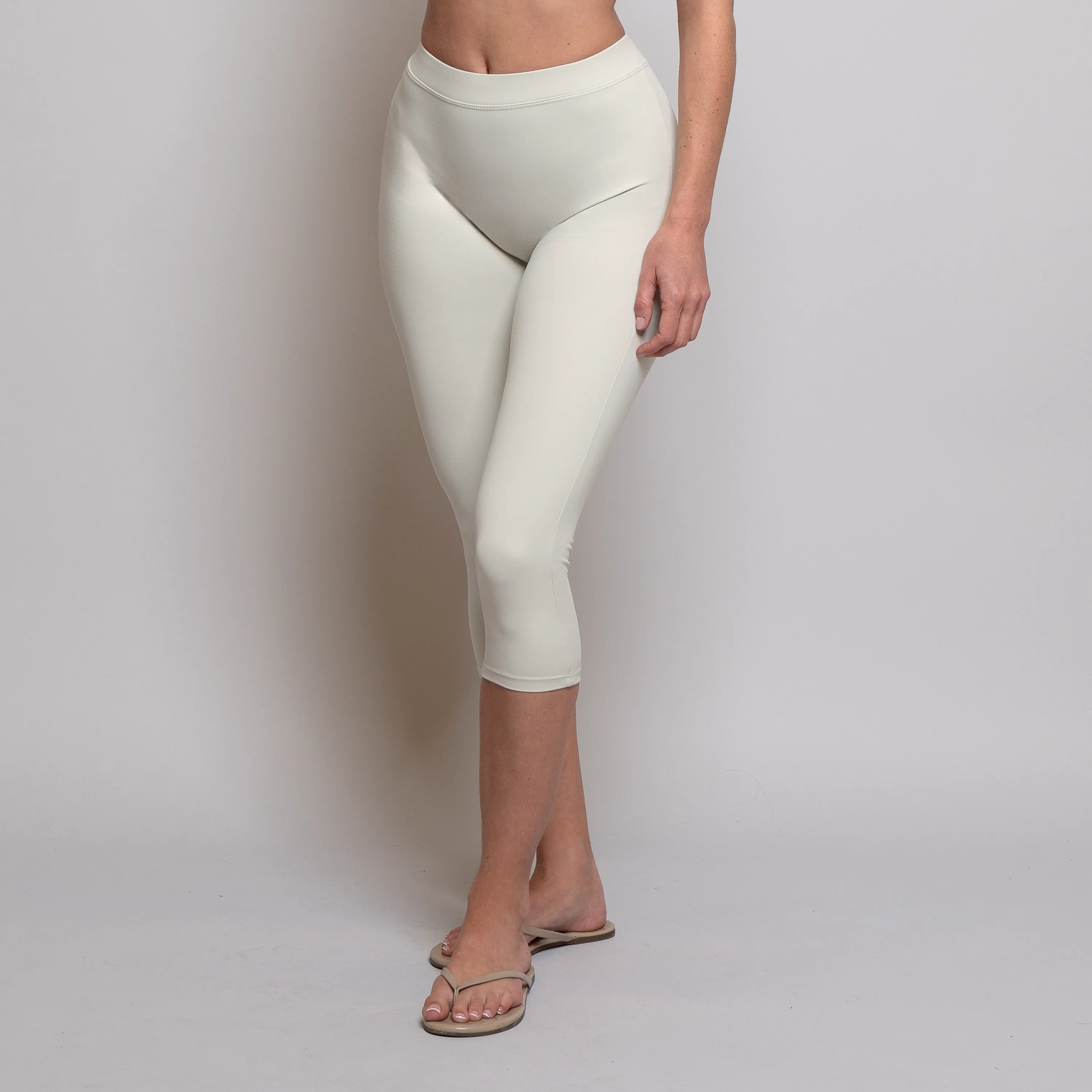 Capris Bone