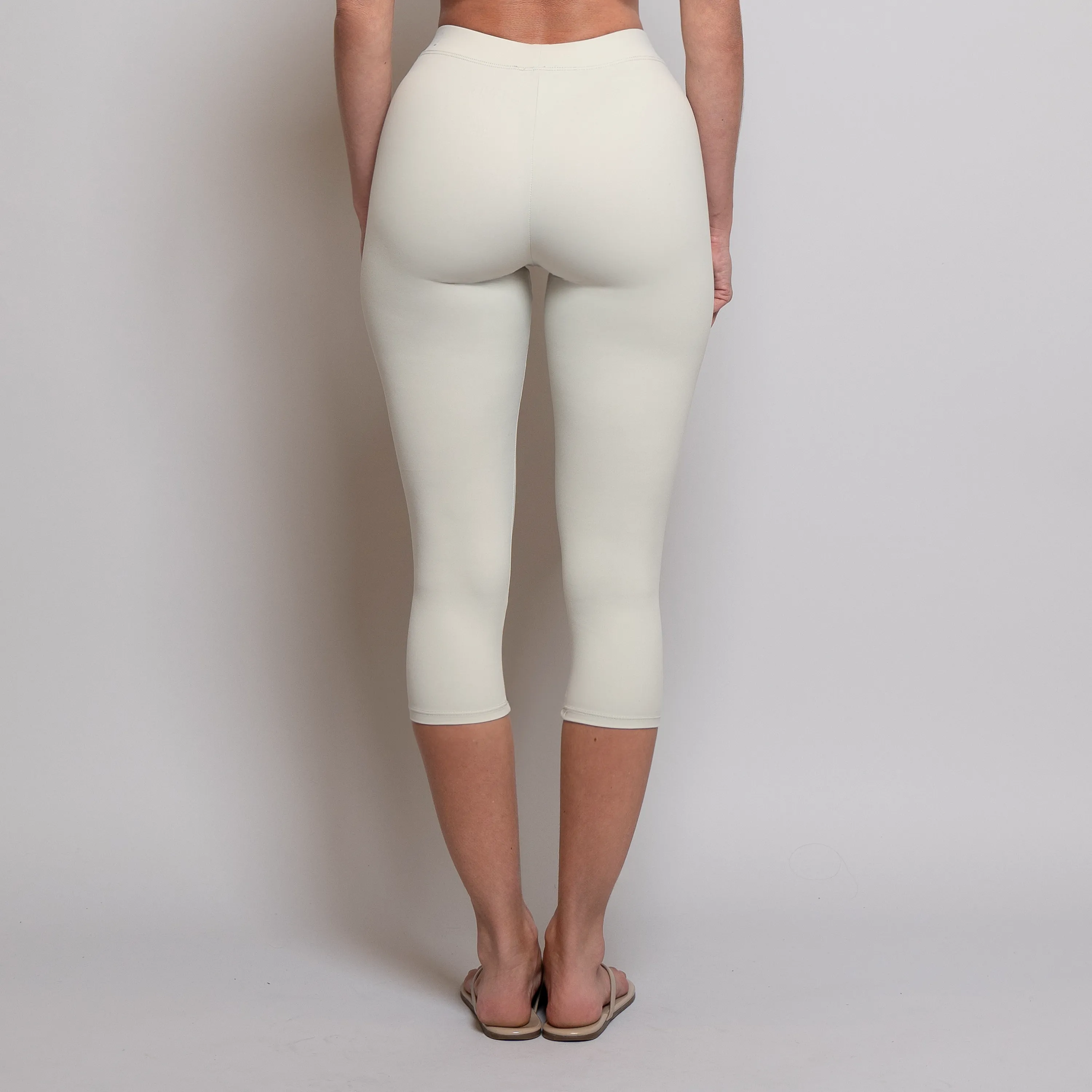 Capris Bone
